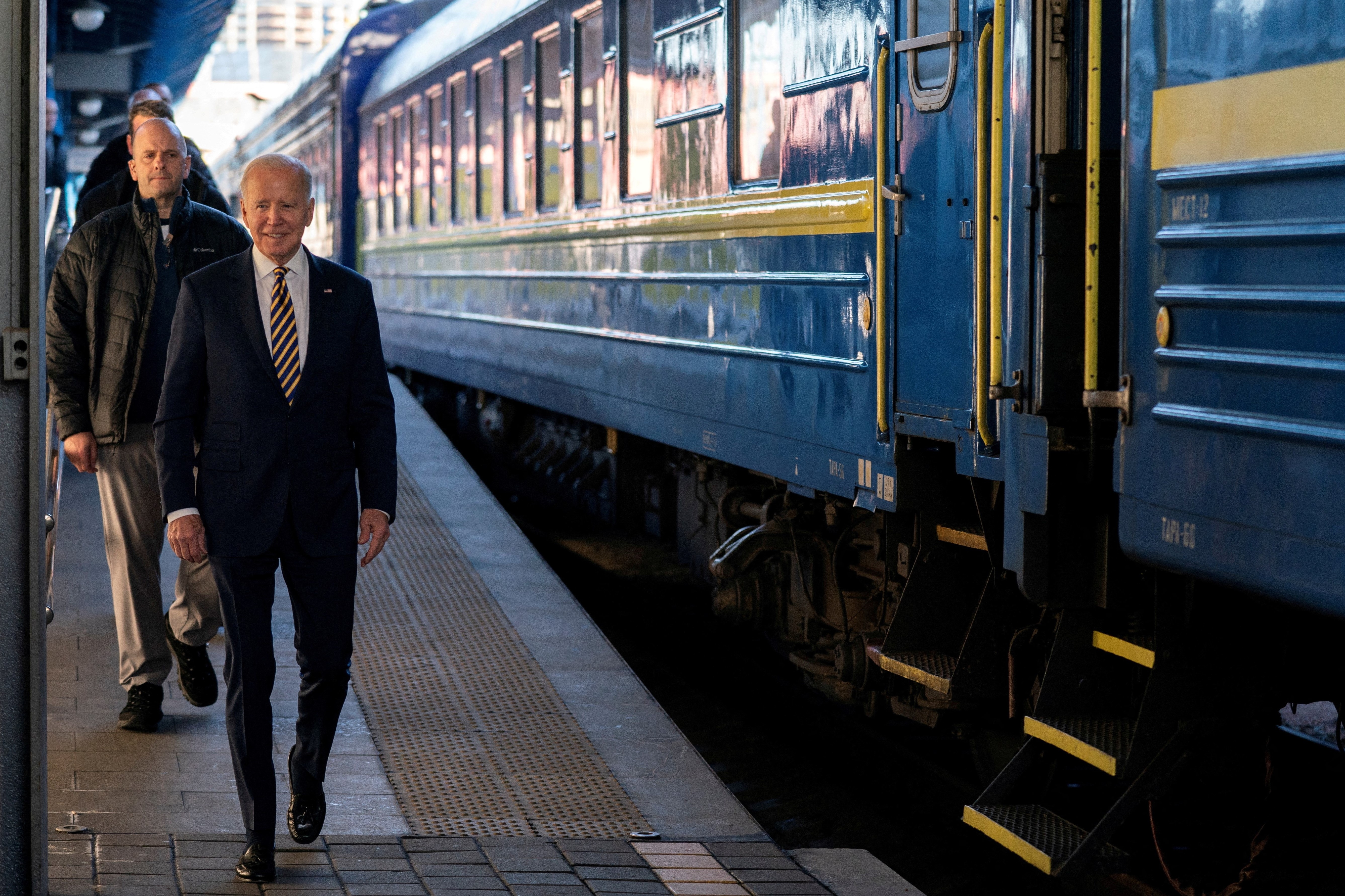 Ong Biden ngoi 20 gio tren 'Rail Force One' khi o Ukraine hinh anh