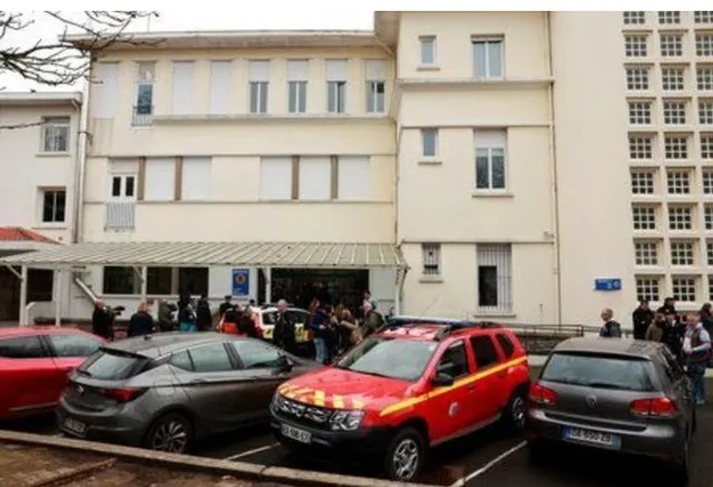 Co giao bi hoc sinh dam chet trong lop tai Phap hinh anh