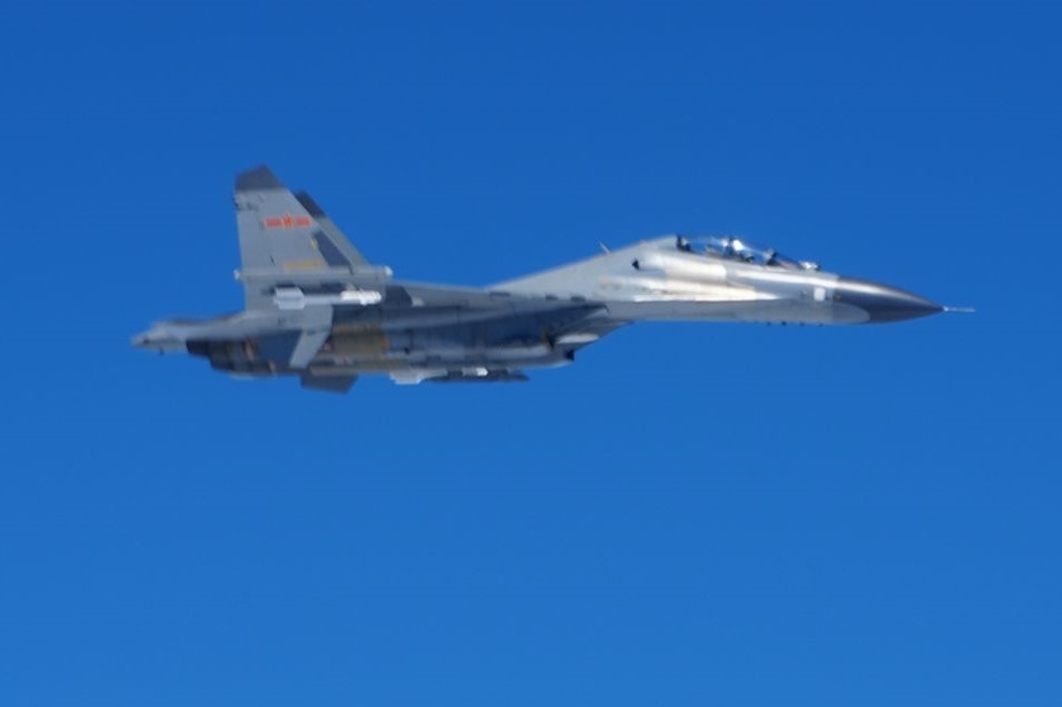 Tiem kich Trung Quoc ap sat may bay P-8 cua My o Bien Dong hinh anh