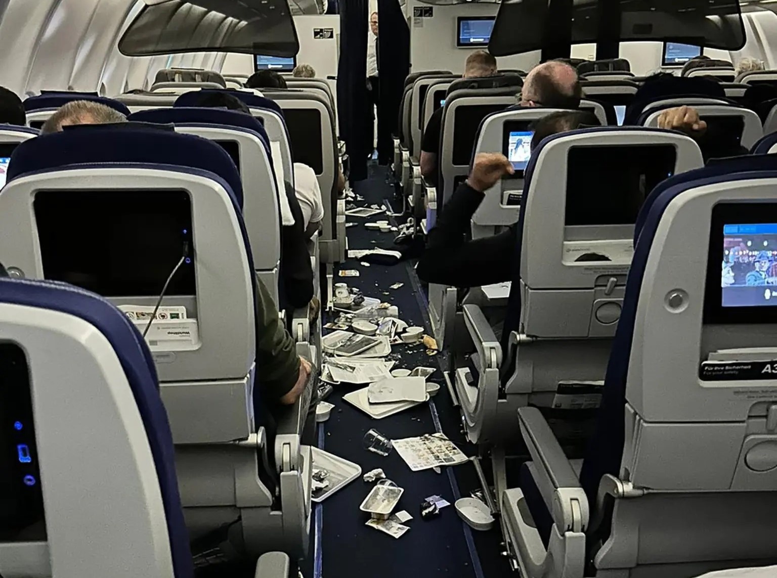 May bay nghi bi set danh khi dang roi My, 7 nguoi nhap vien hinh anh