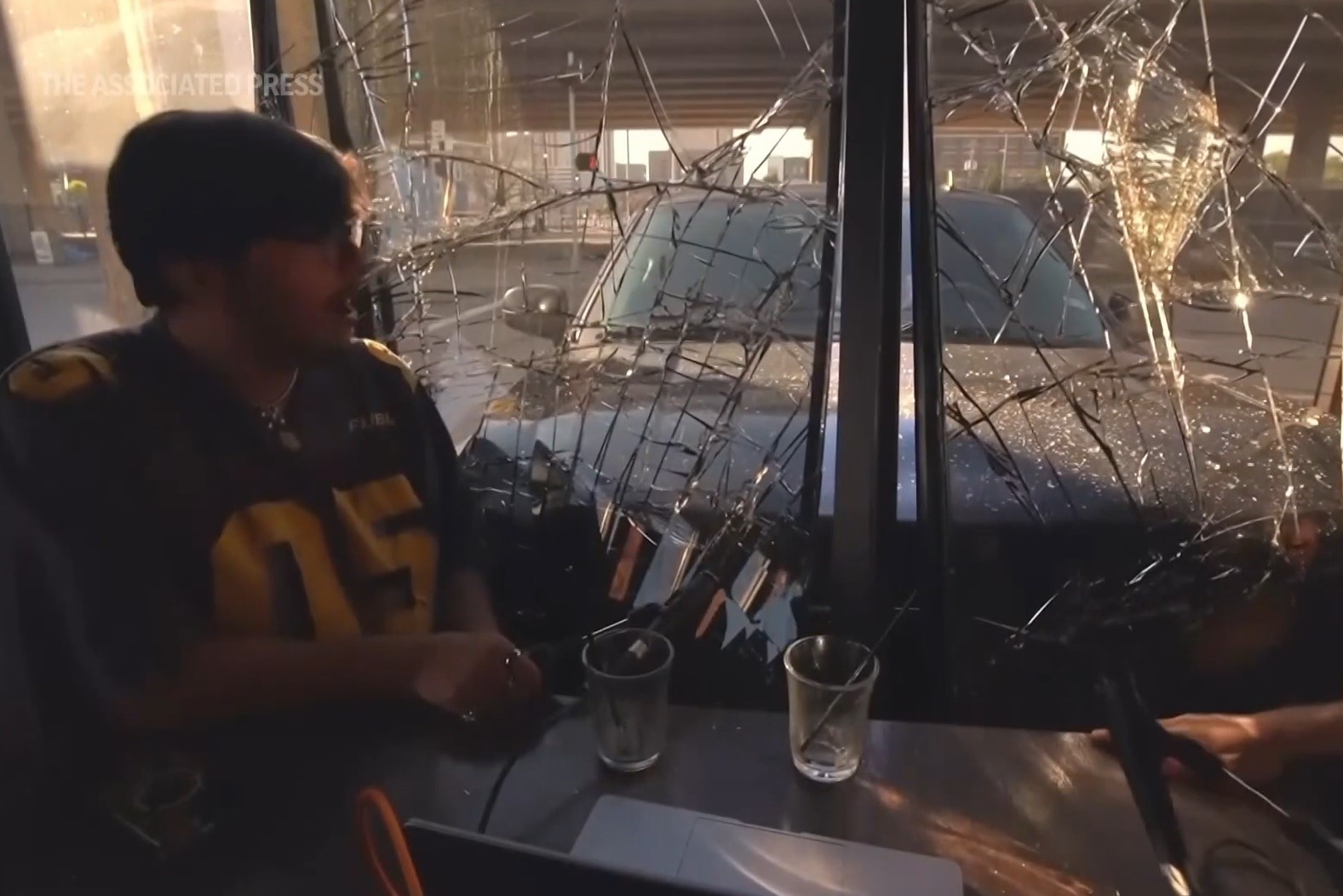 Oto lao vao quan ca phe giua luc hai thanh nien dang ghi am podcast hinh anh