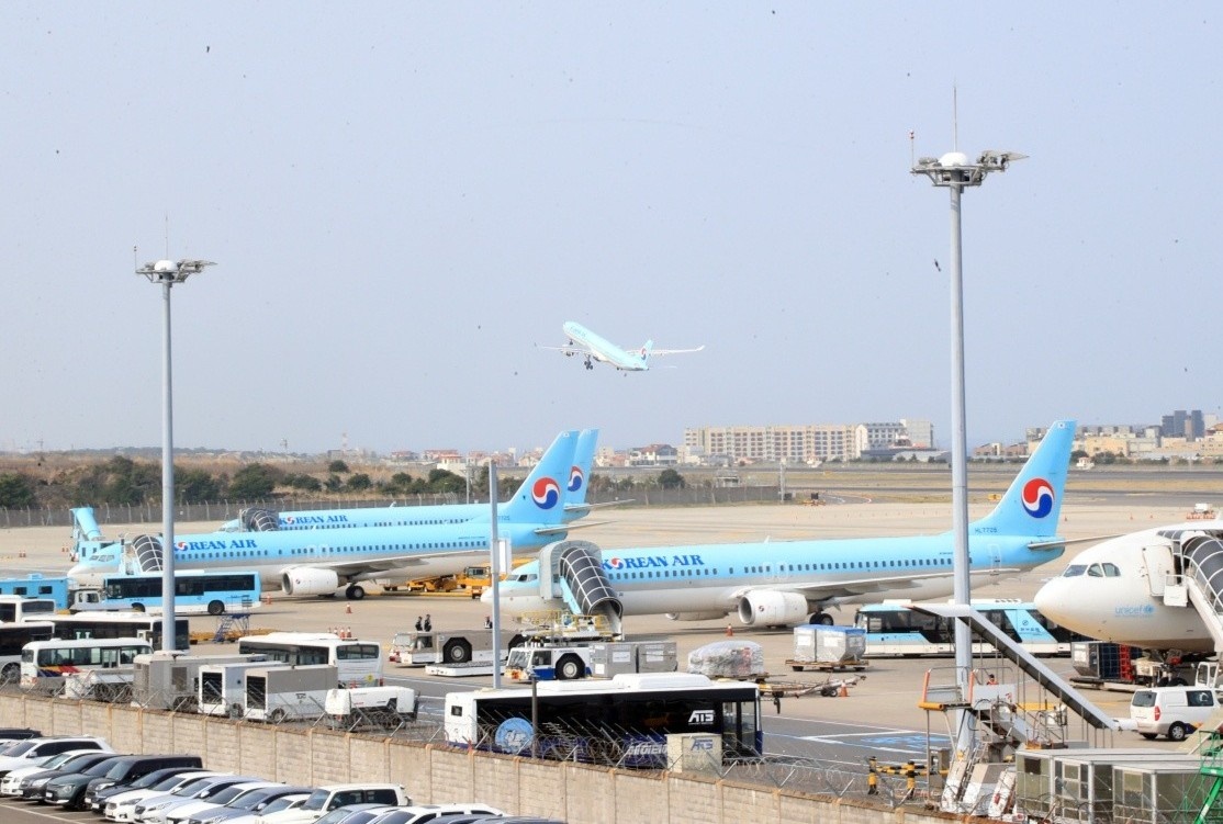 Phat hien hai vien dan tren may bay Korean Air ngay truoc khi cat canh hinh anh