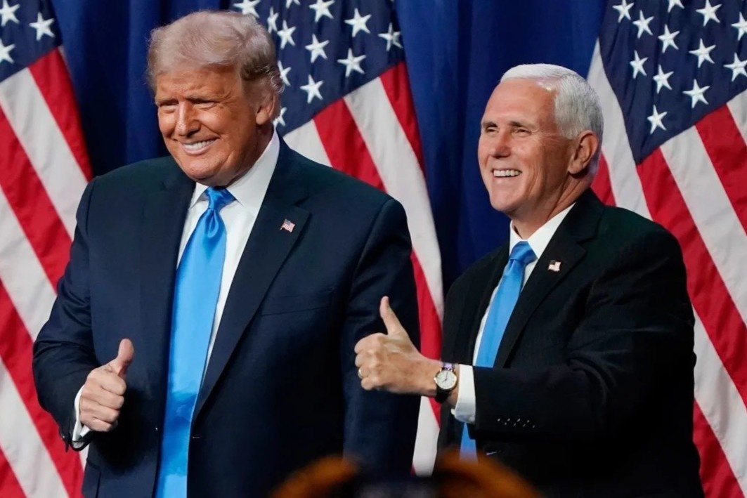 Ong Mike Pence lan dau len tieng ve tin ong Trump sap bi bat giu hinh anh