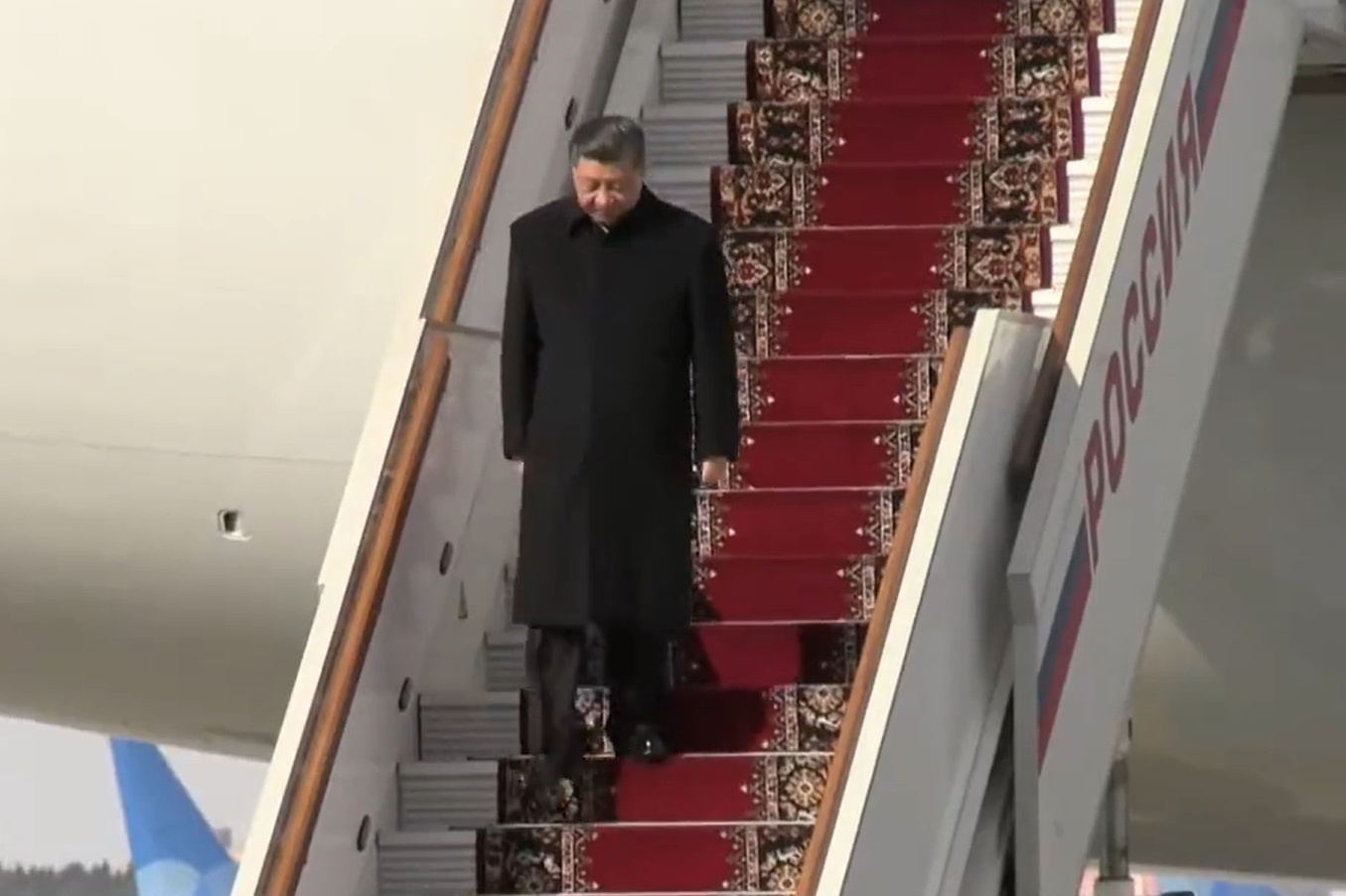 Chuyen co cho ong Tap dap xuong Moscow hinh anh