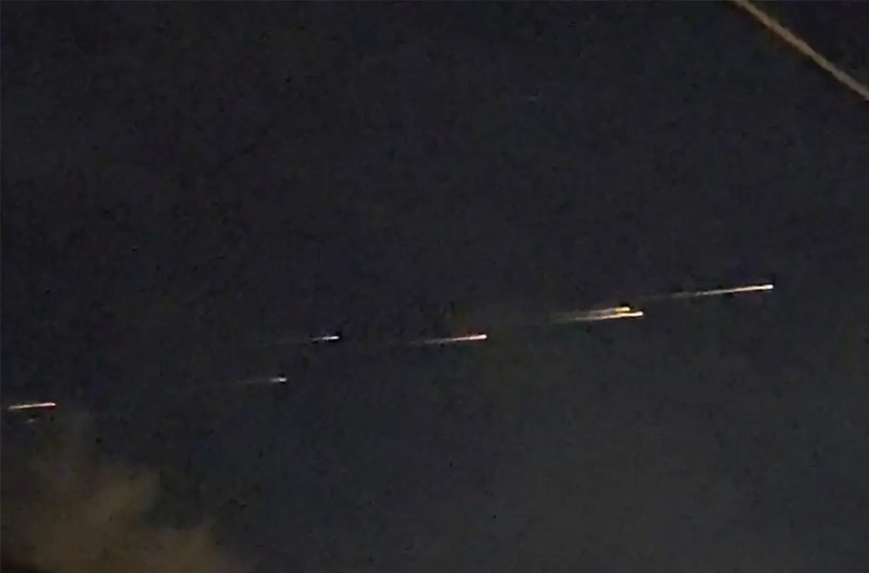 Luong sang bi an vut qua bau troi dem o California hinh anh