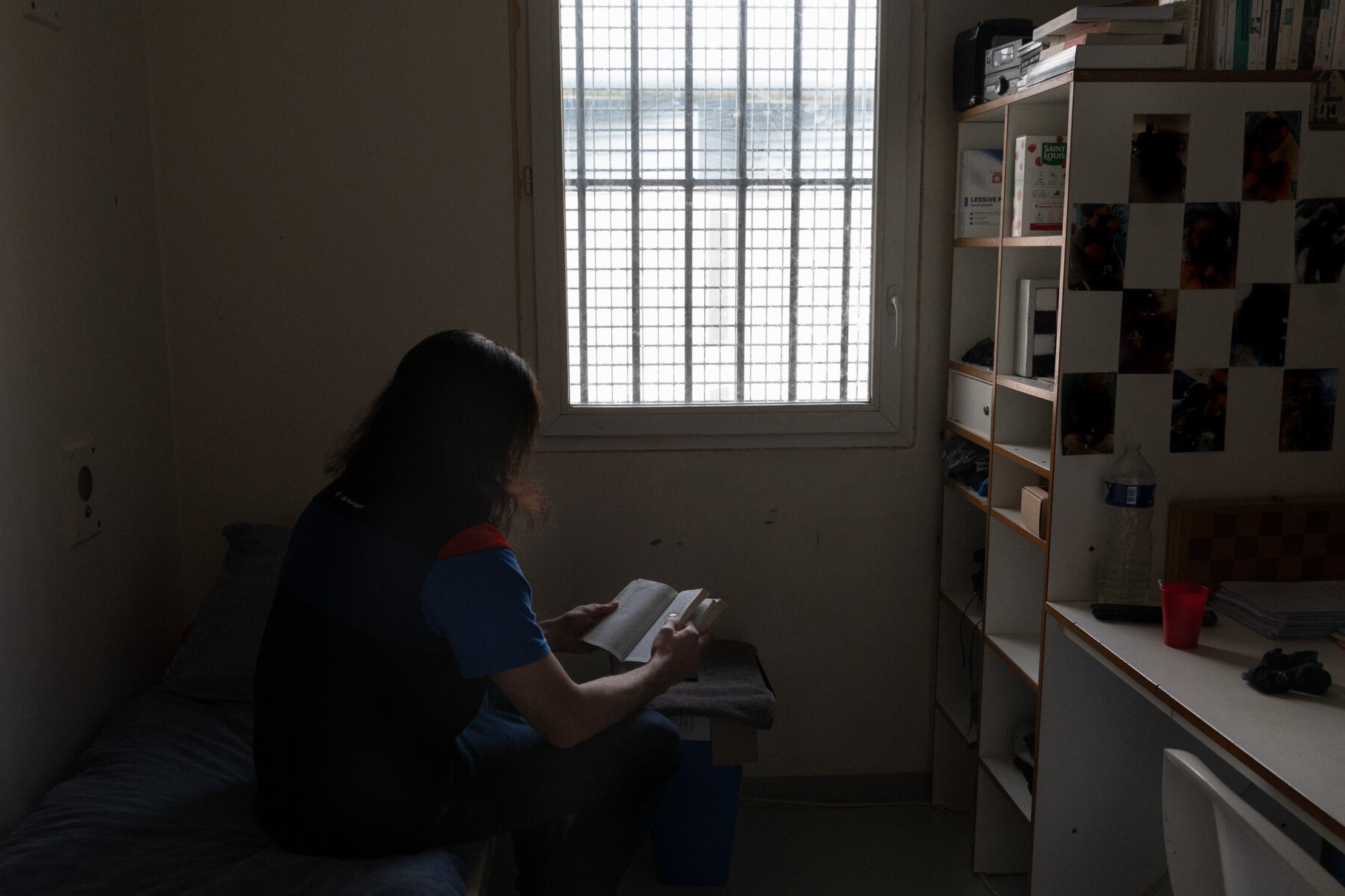 Khi sach tro thanh 'phao cuu sinh' cho cac tu nhan tai Phap hinh anh