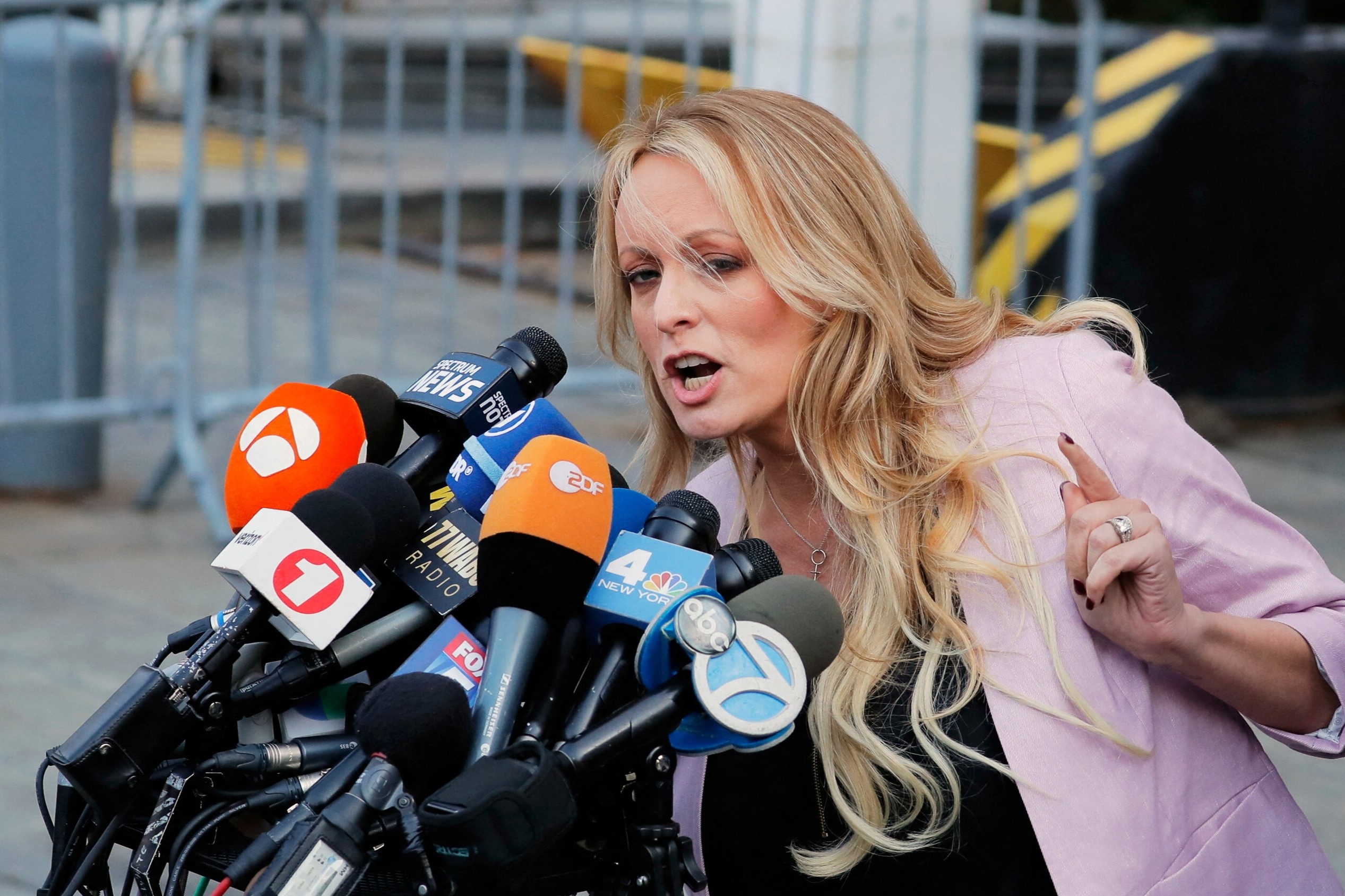 Phan ung cua ba Stormy Daniels khi biet tin ong Trump bi truy to hinh anh