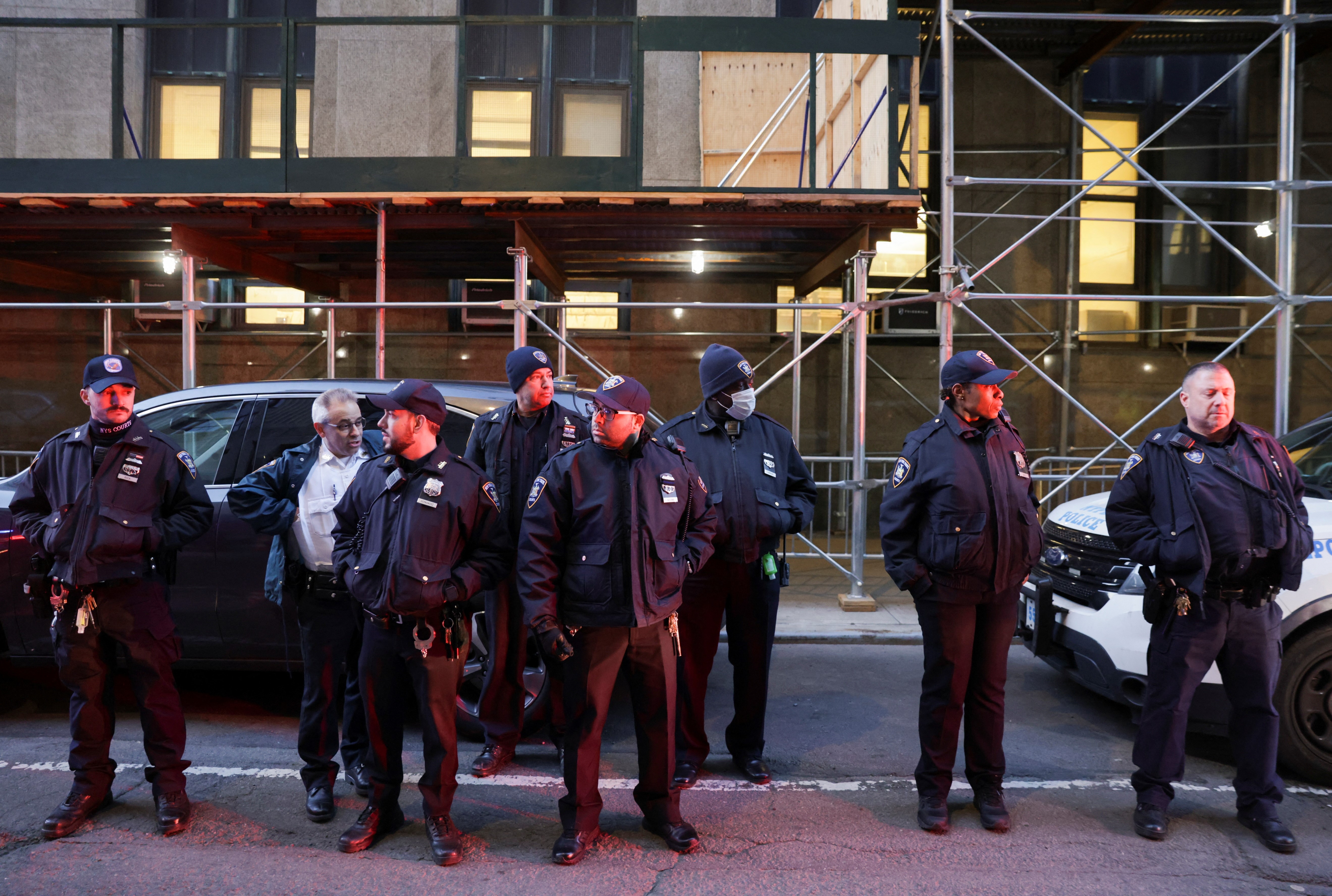 ong trump bi buoc toi anh 1