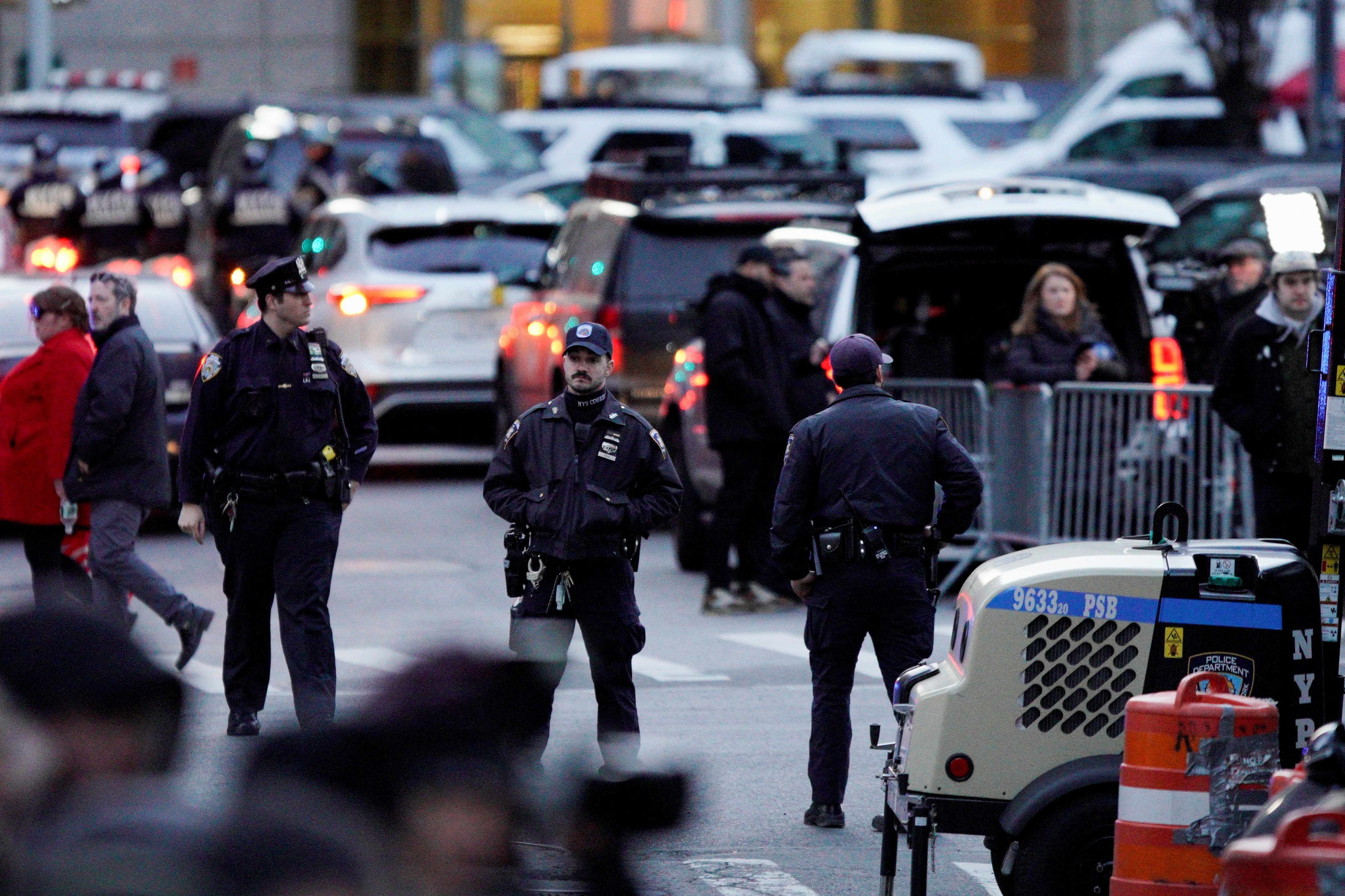 ong trump bi buoc toi anh 2