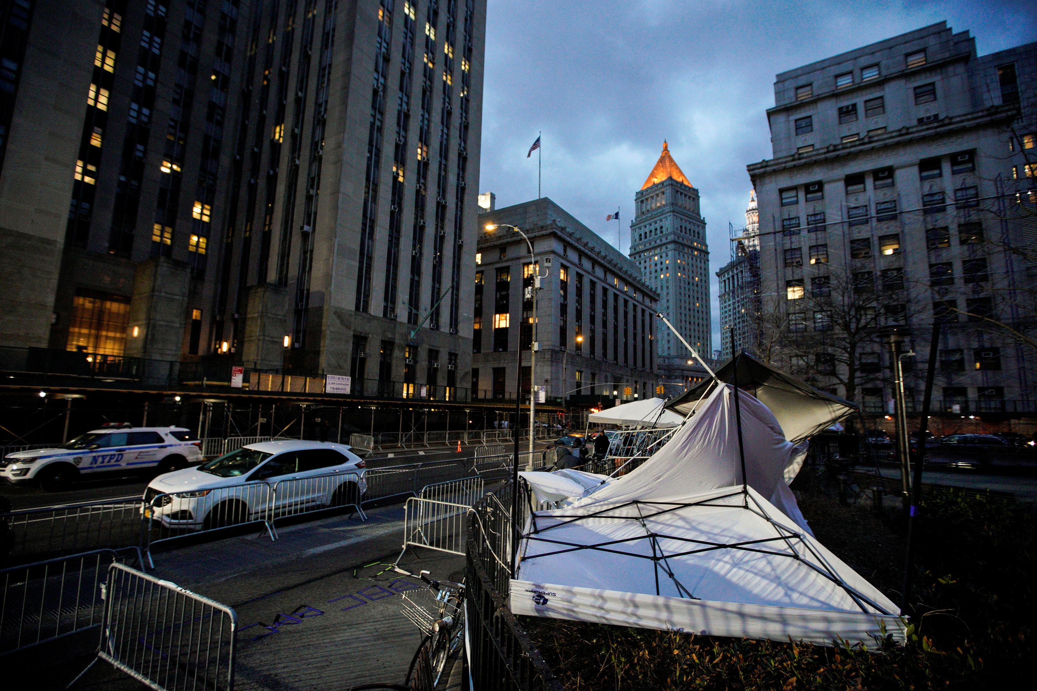 ong trump bi truy to anh 2