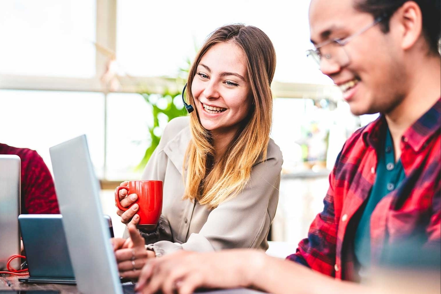 Nhung Gen Z dan dau xu huong tro lai van phong hinh anh