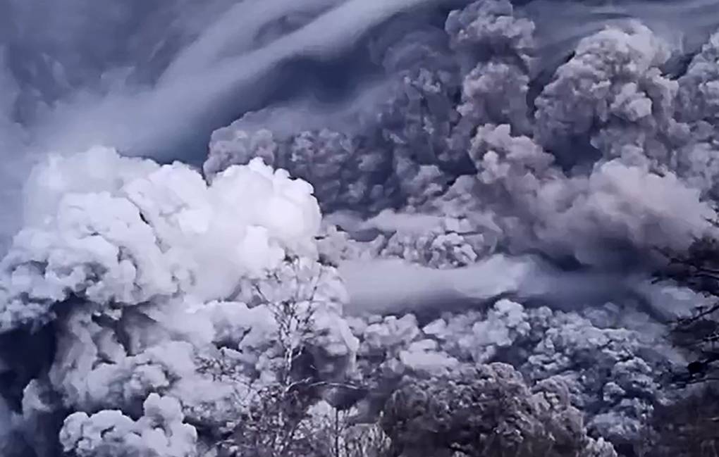 Nui lua Nga phun trao, tao may tro cao hon 20 km hinh anh