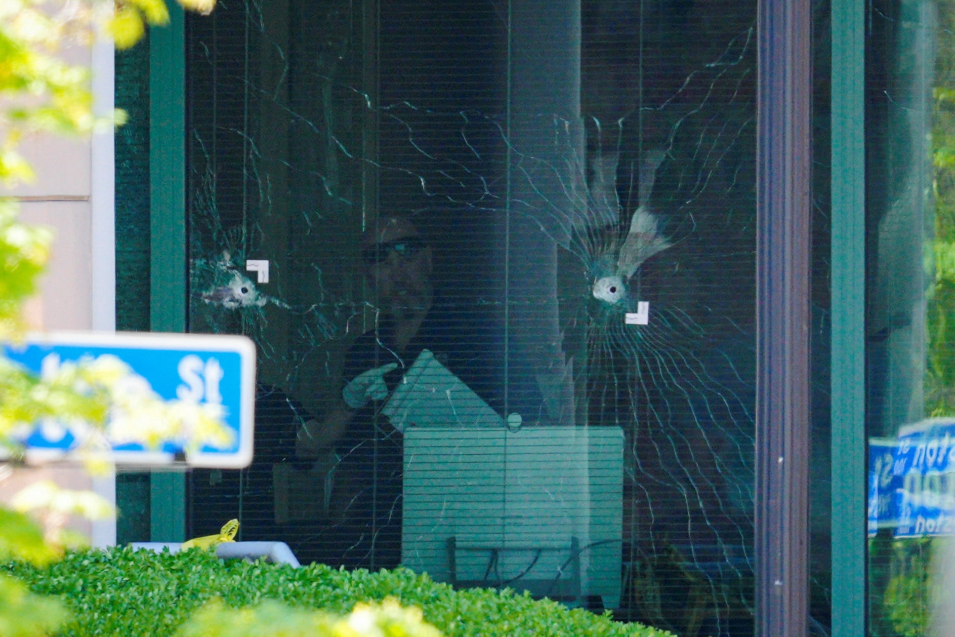 Nhan chung ke lai canh nhan vien xa sung hang loat trong ngan hang My hinh anh