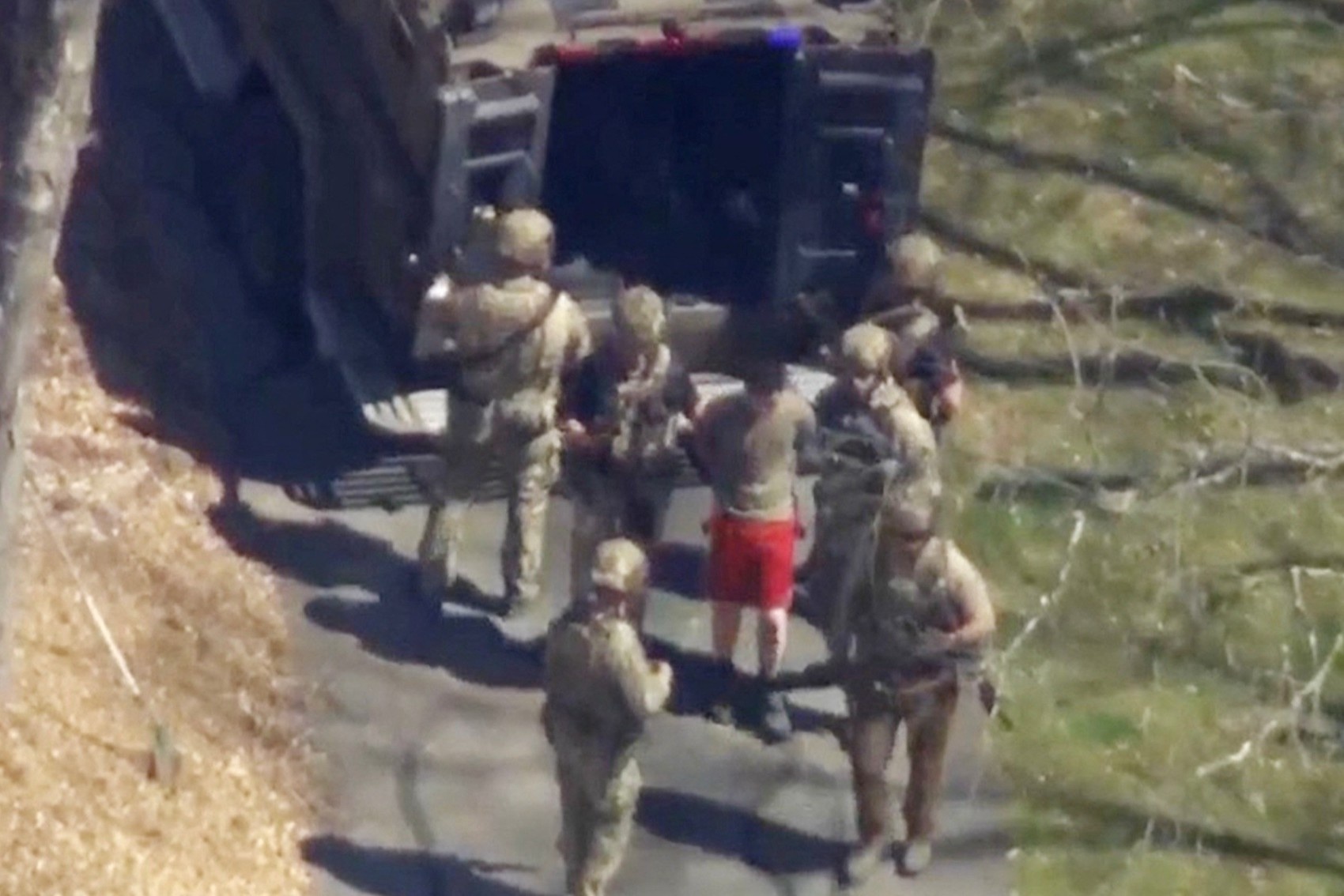 FBI dieu xe boc thep, may bay trinh sat bat nghi pham lo tai lieu mat hinh anh