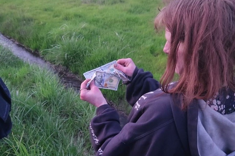 Nguoi dan ong nem tien qua cua so de 'ban phuoc' tai My hinh anh