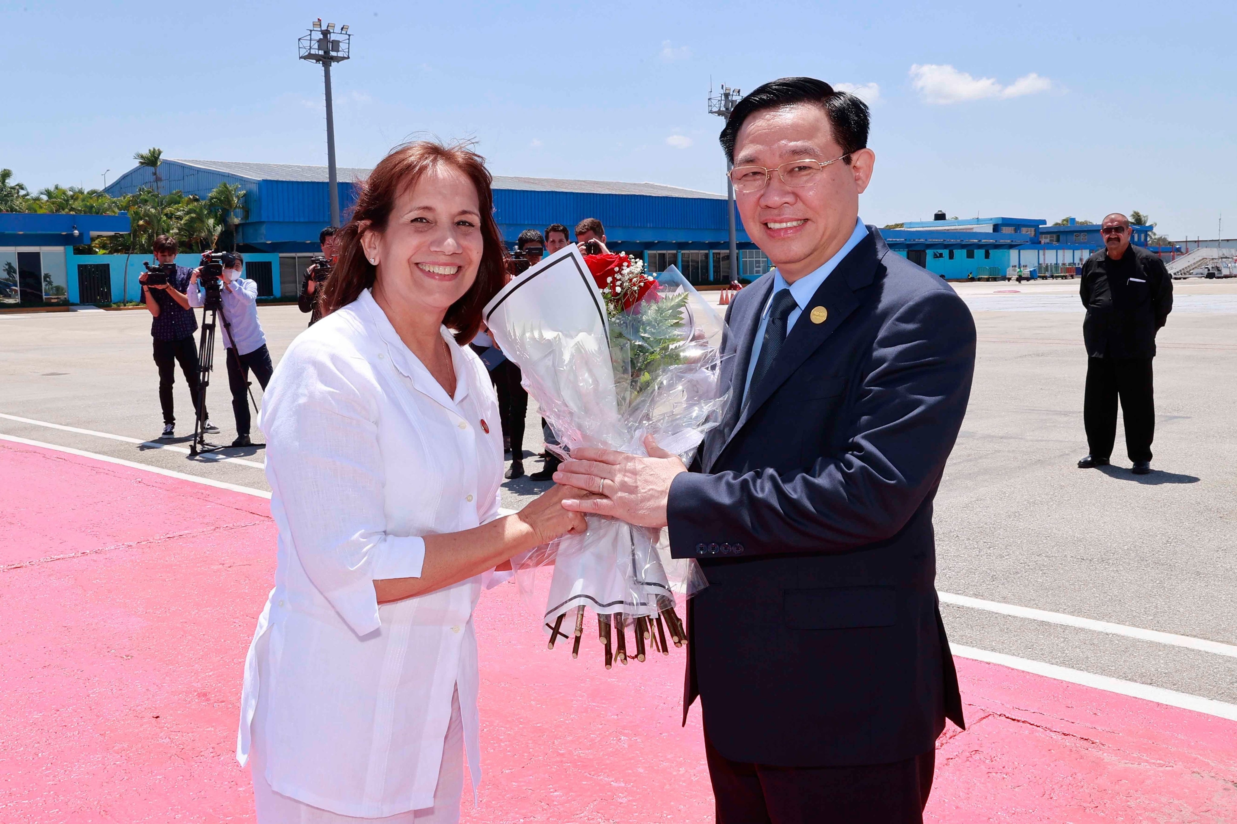 Chu tich Quoc hoi Vuong Dinh Hue bat dau tham chinh thuc Cuba hinh anh