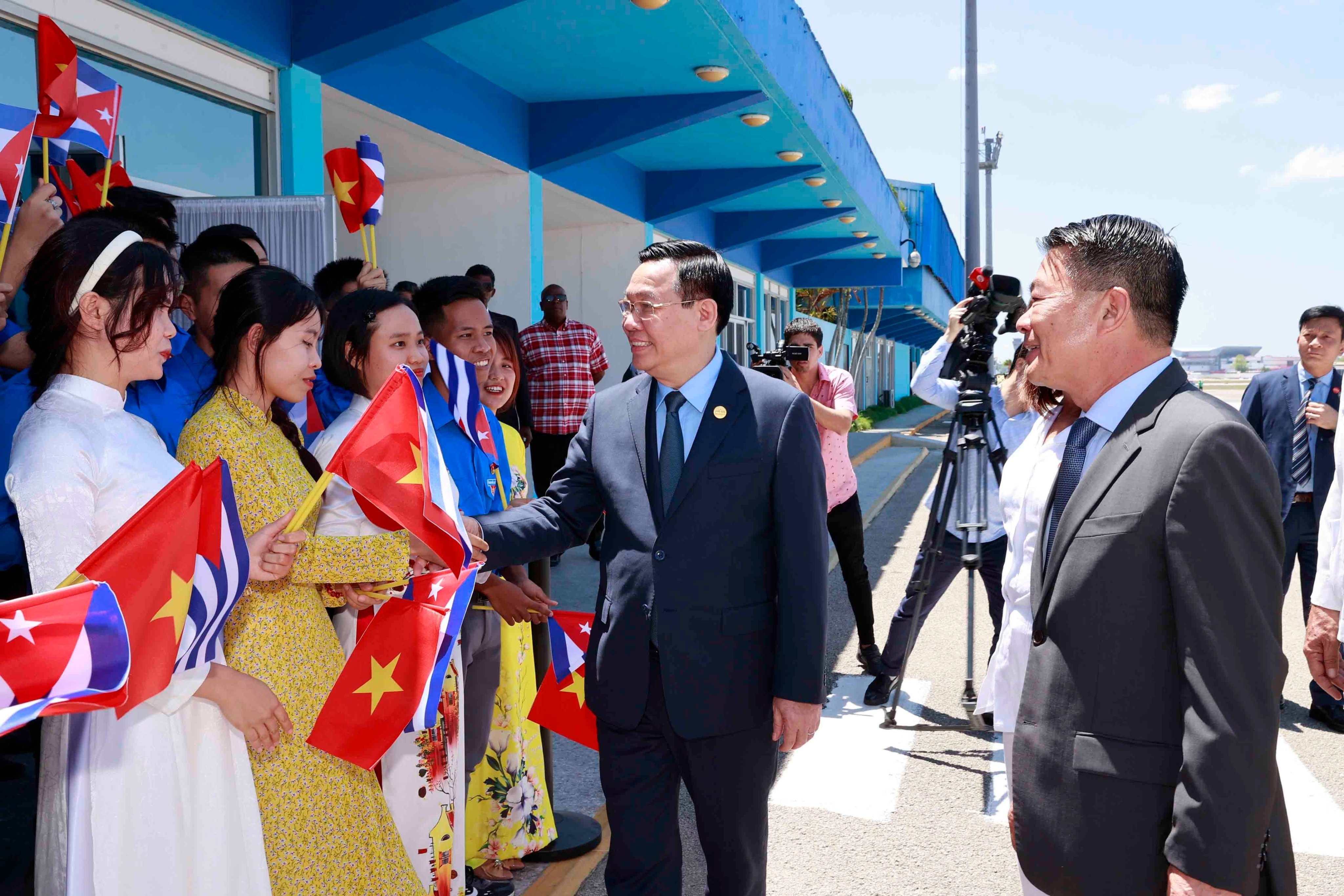 Chu tich quoc hoi anh 7