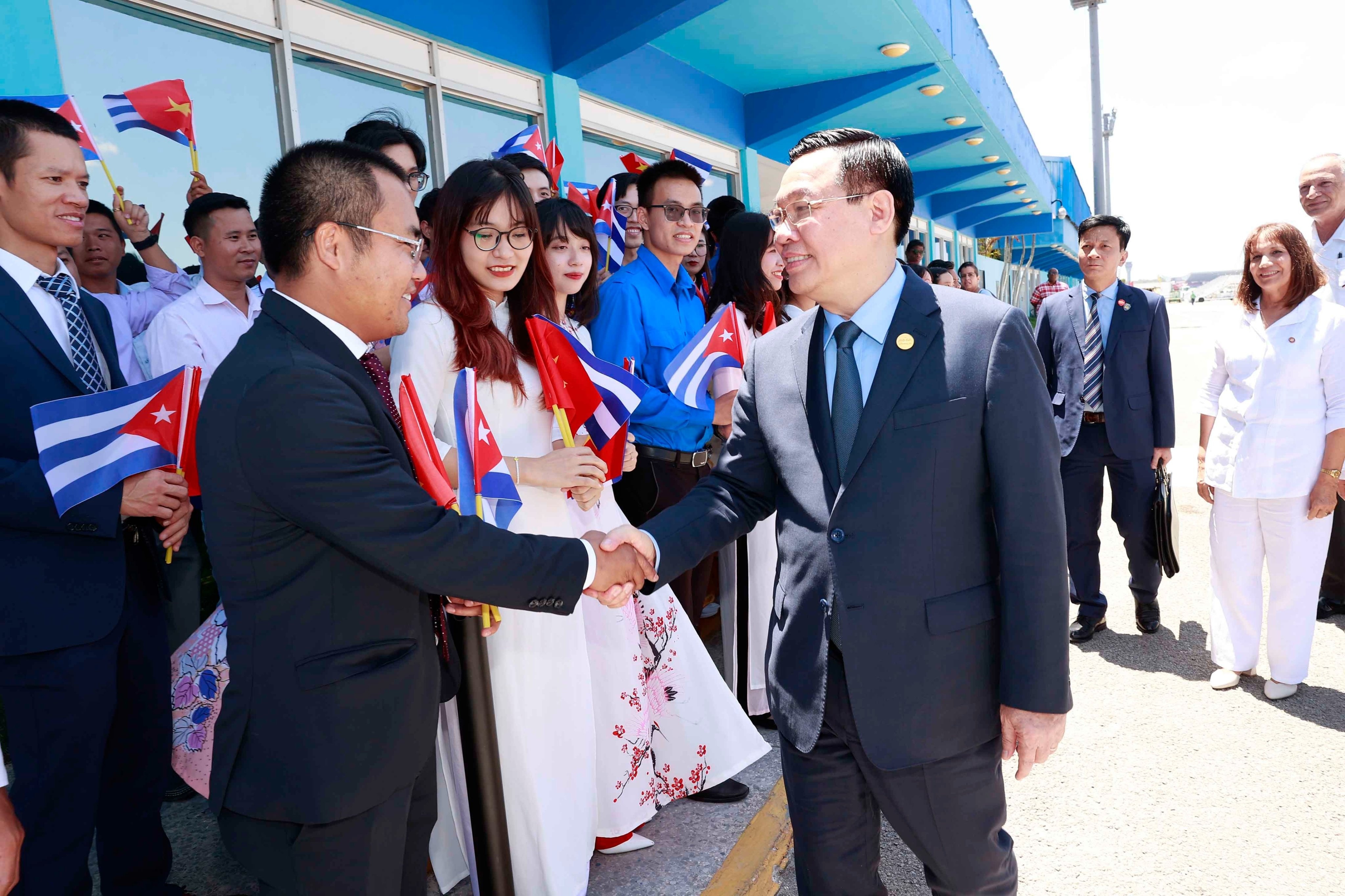 Chu tich quoc hoi anh 8