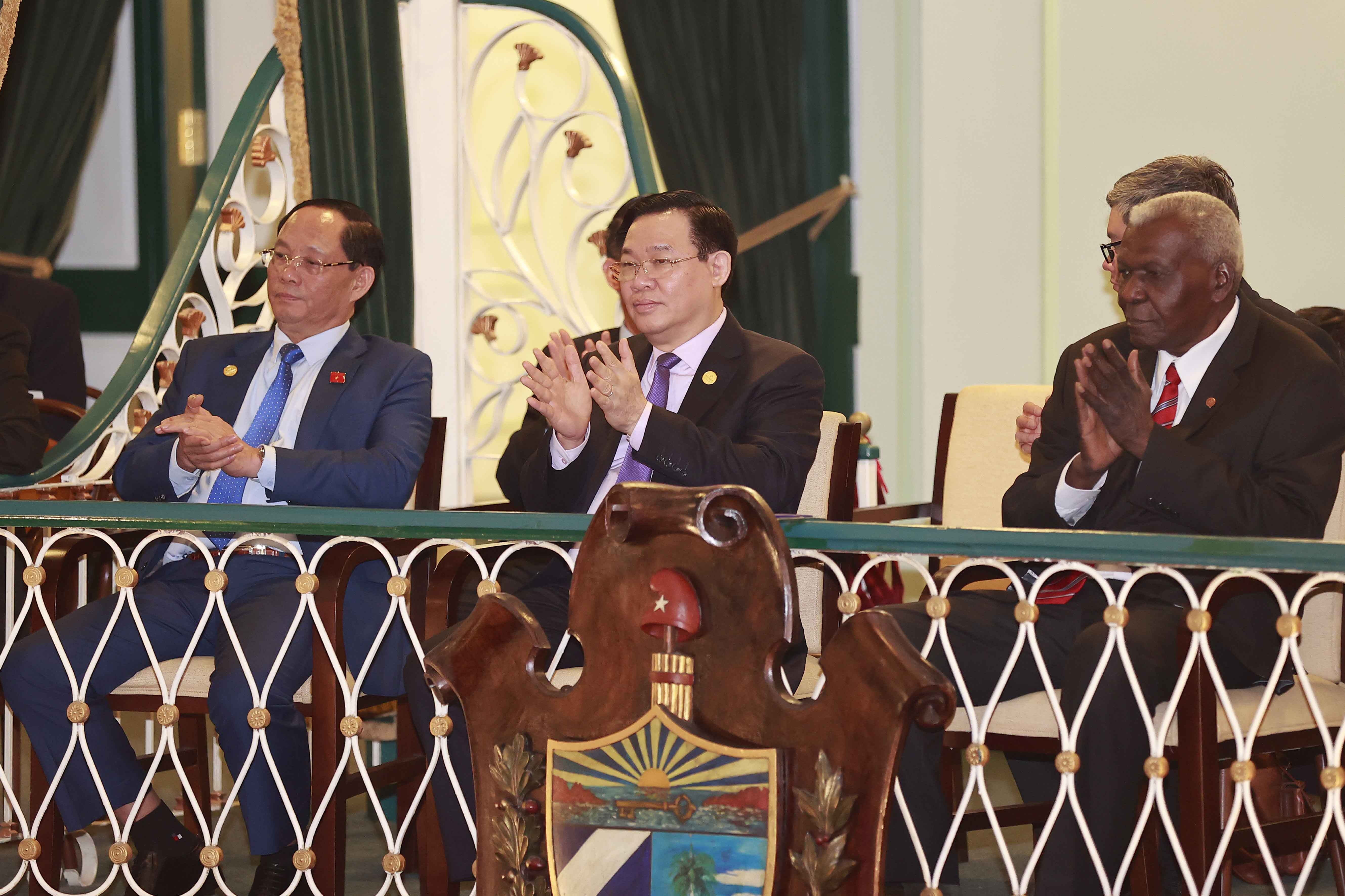 chu tich quoc hoi anh 2