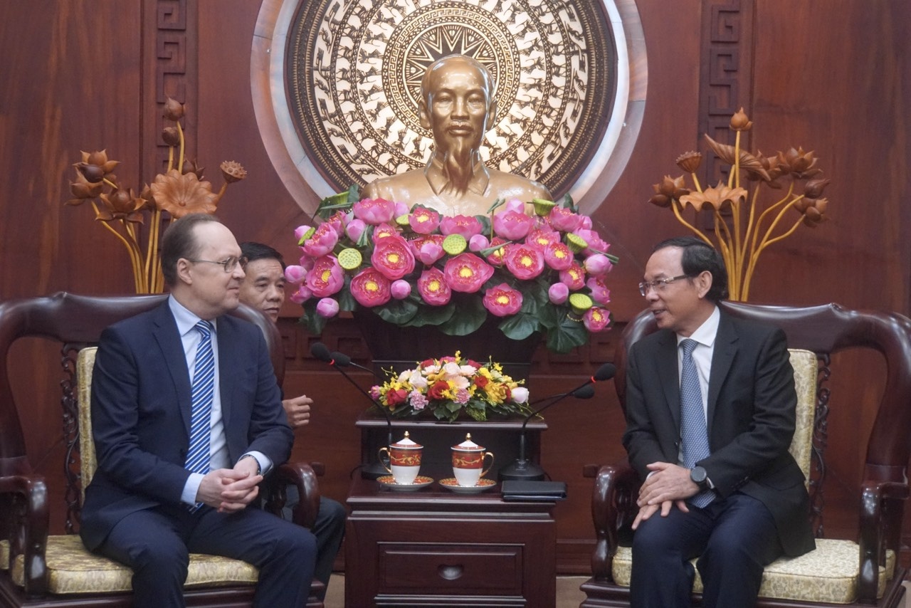 Bi thu Thanh uy TP.HCM tiep dai su Nga hinh anh