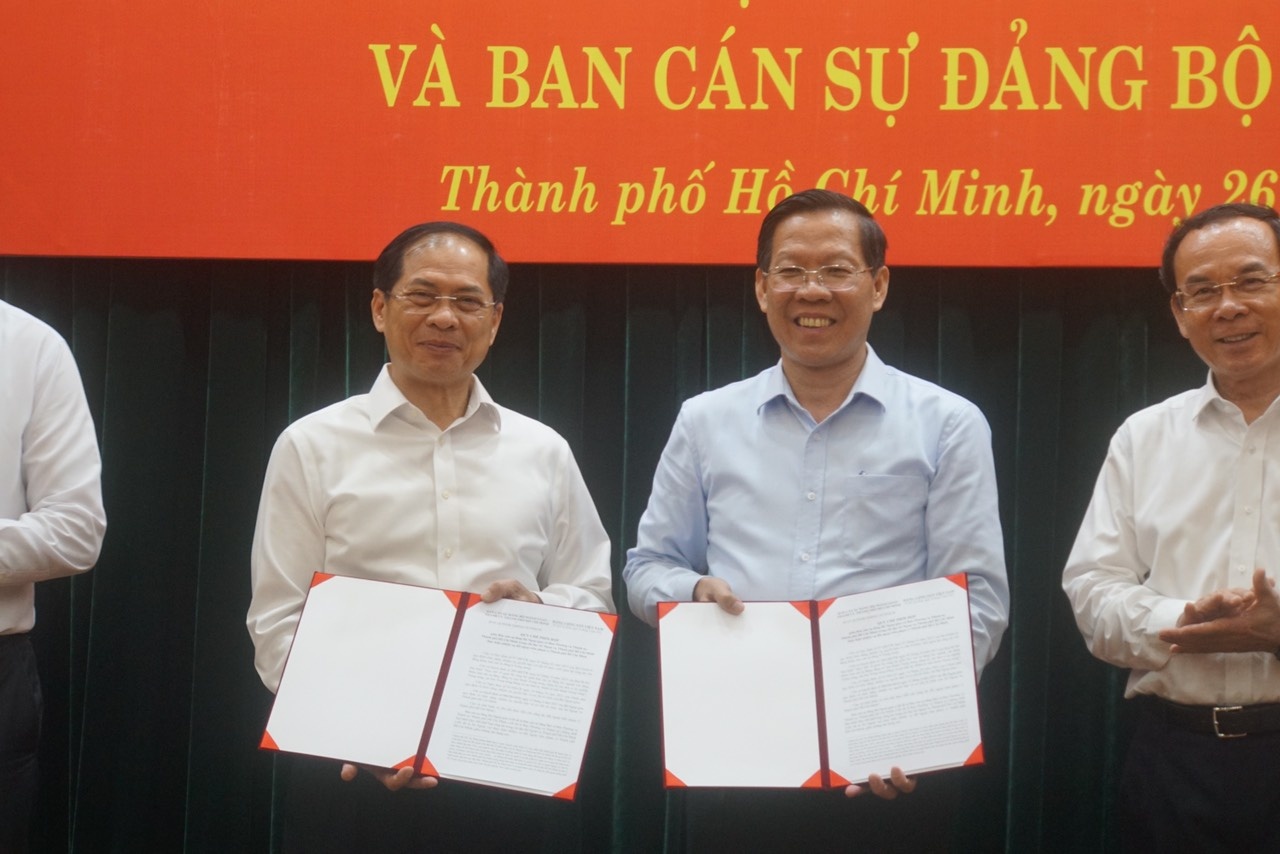 TP.HCM va Bo Ngoai giao ky ket quy che phoi hop hinh anh