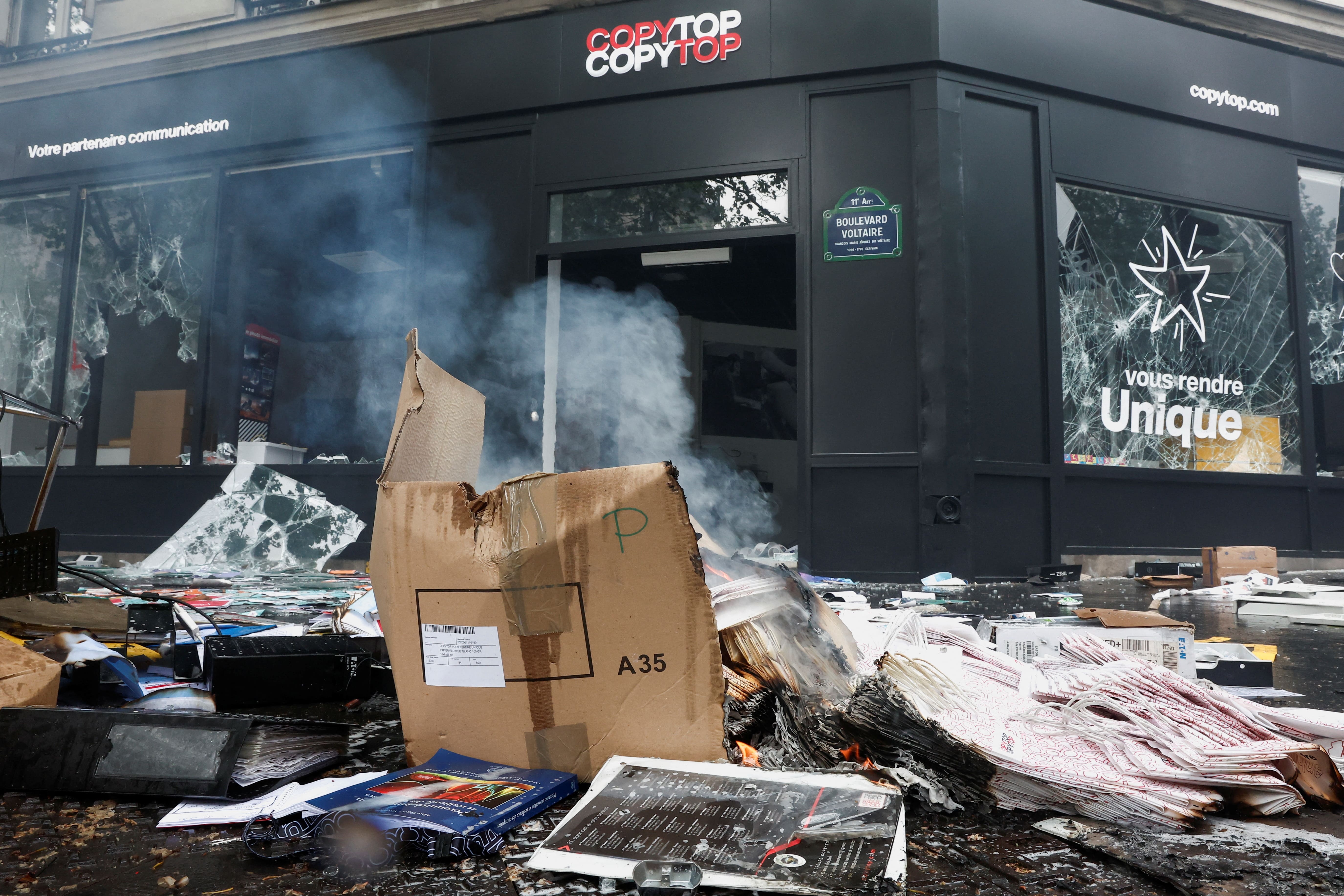 bieu tinh tai phap anh 6