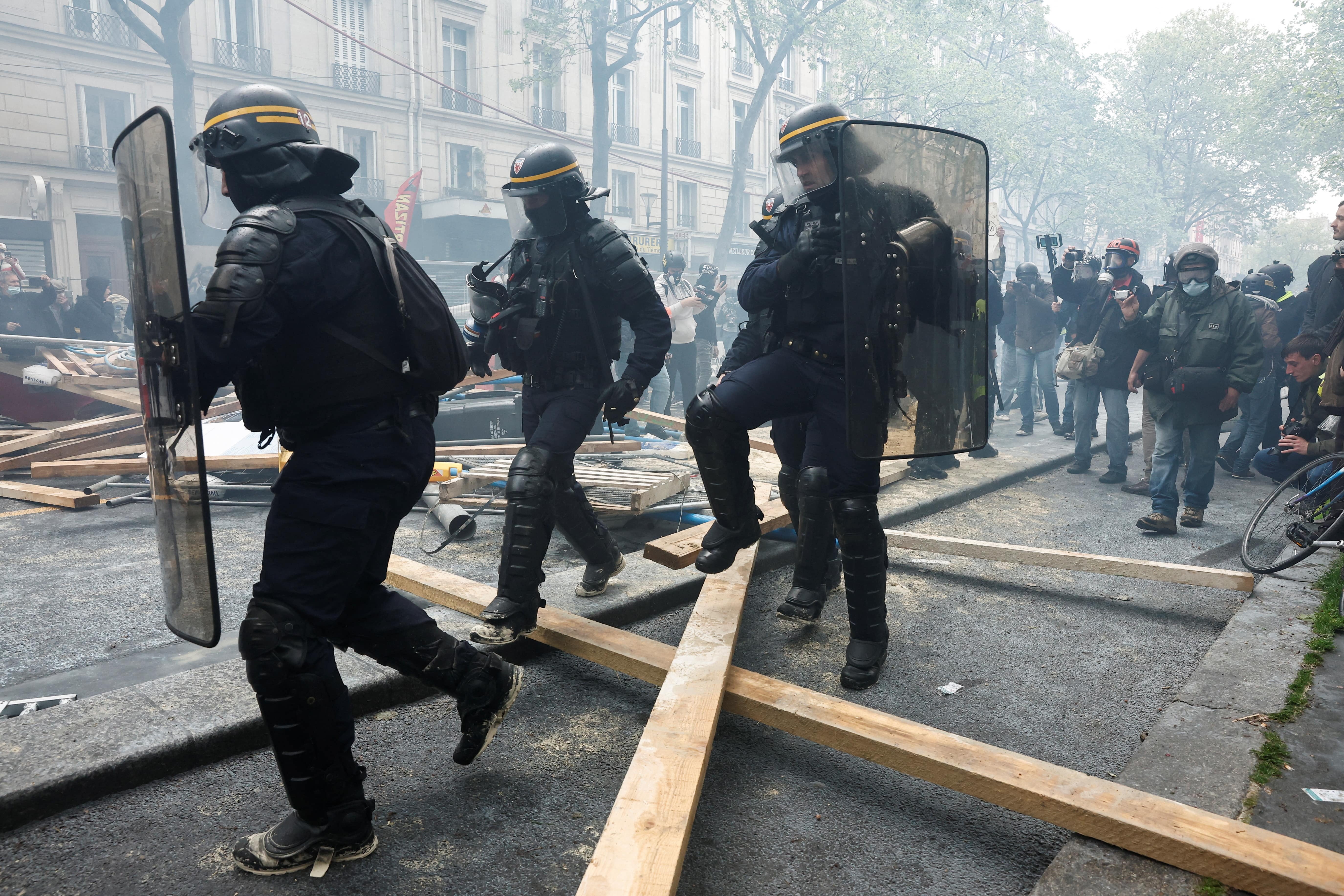 bieu tinh tai phap anh 5