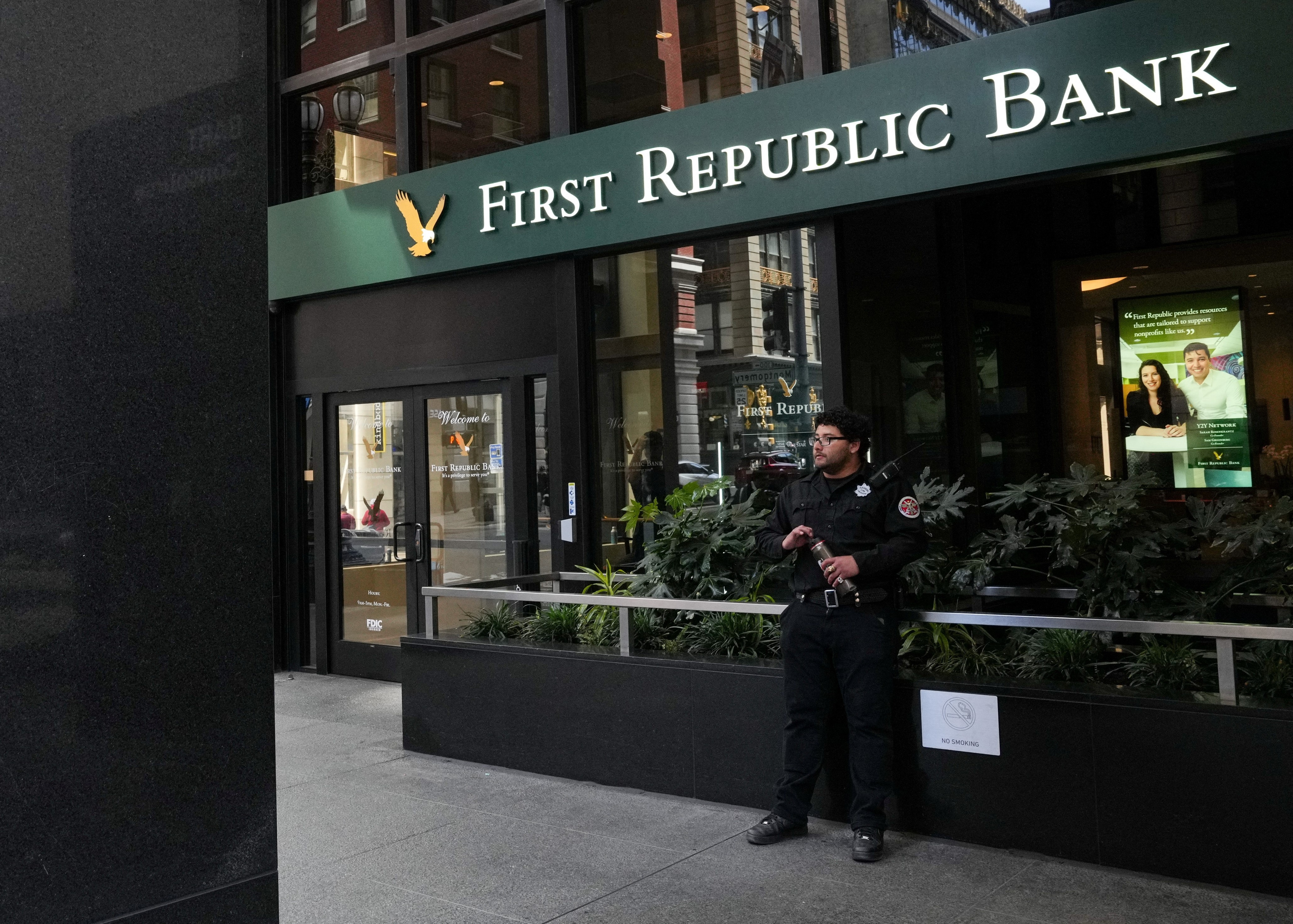 Ngan hang First Republic bi tich thu tai san, ban lai cho JPMorgan hinh anh