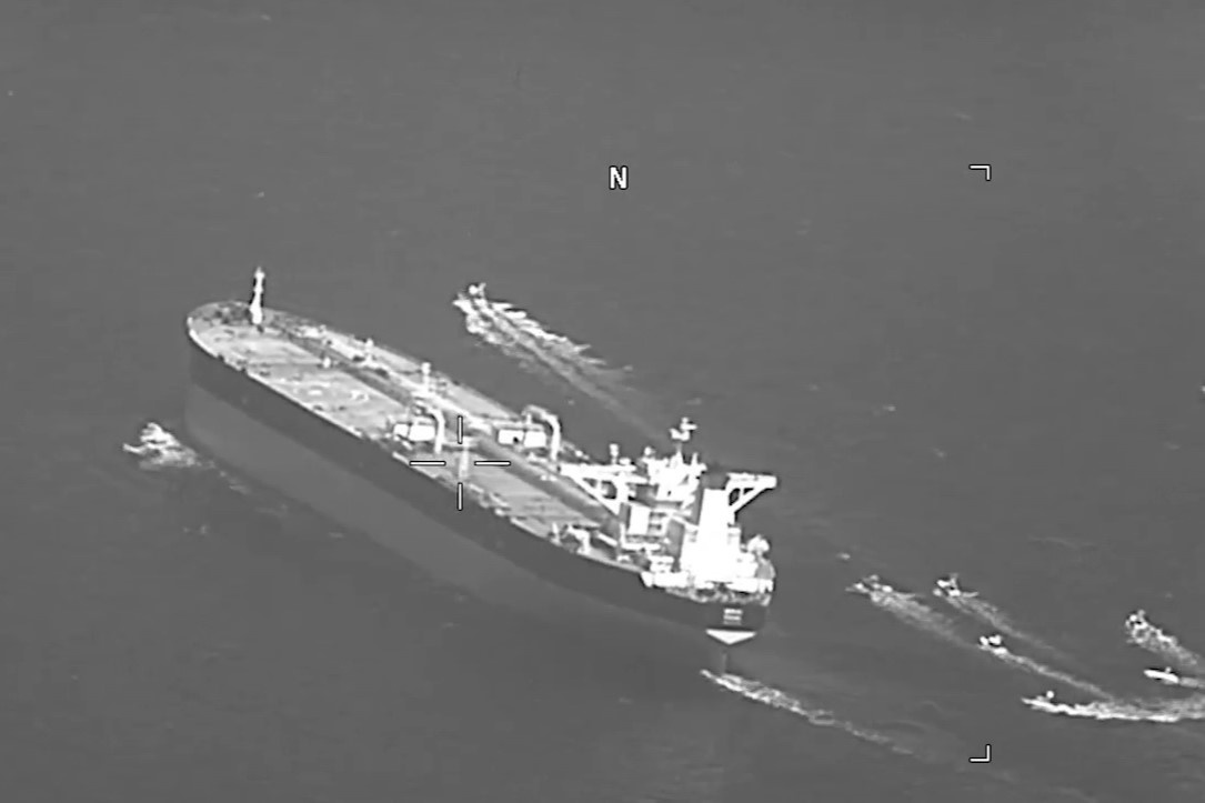 Hon 10 thuyen tan cong nhanh cua Iran bao vay tau cho dau hinh anh