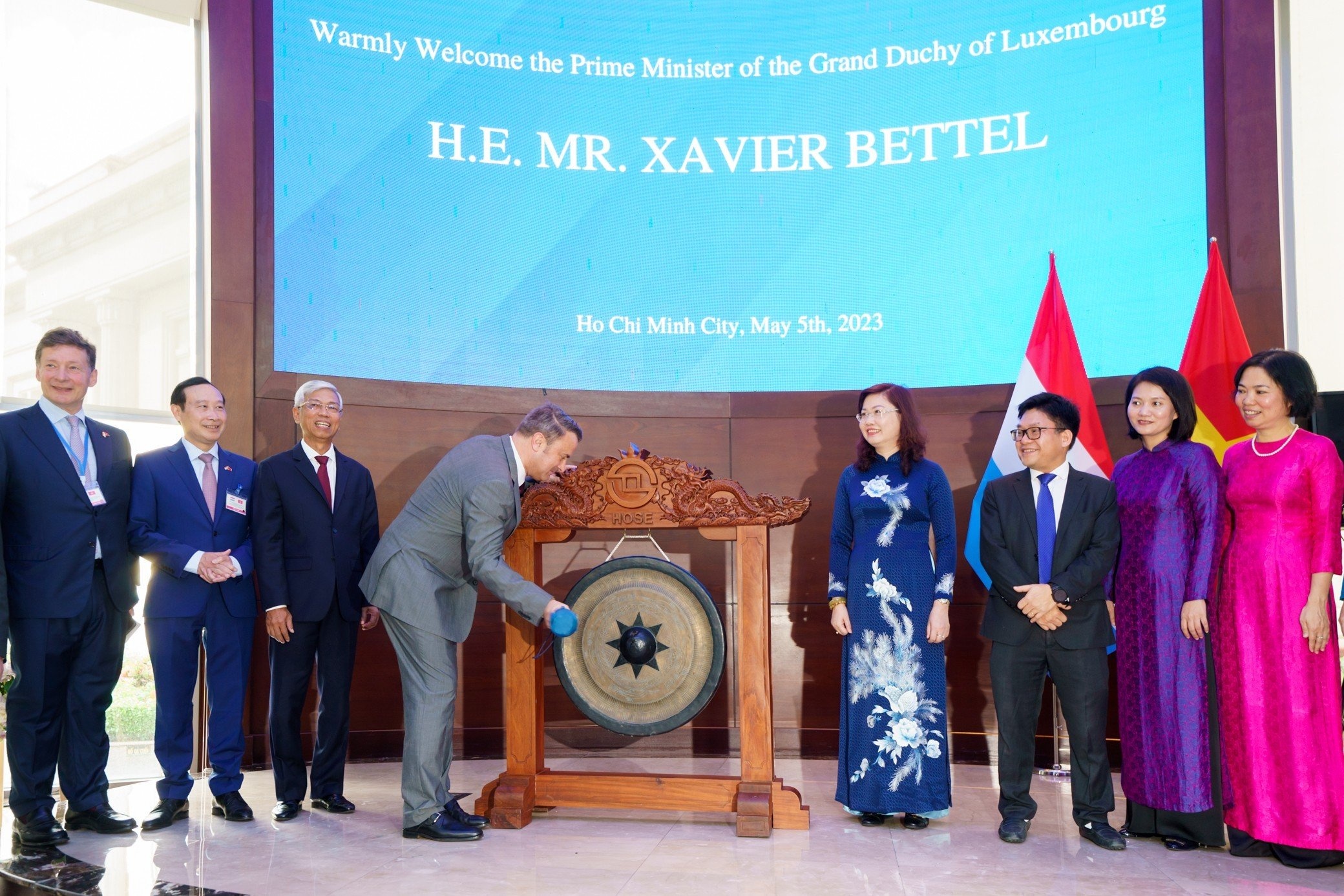 Thu tuong Luxembourg go chieng mo phien giao dich HOSE hinh anh