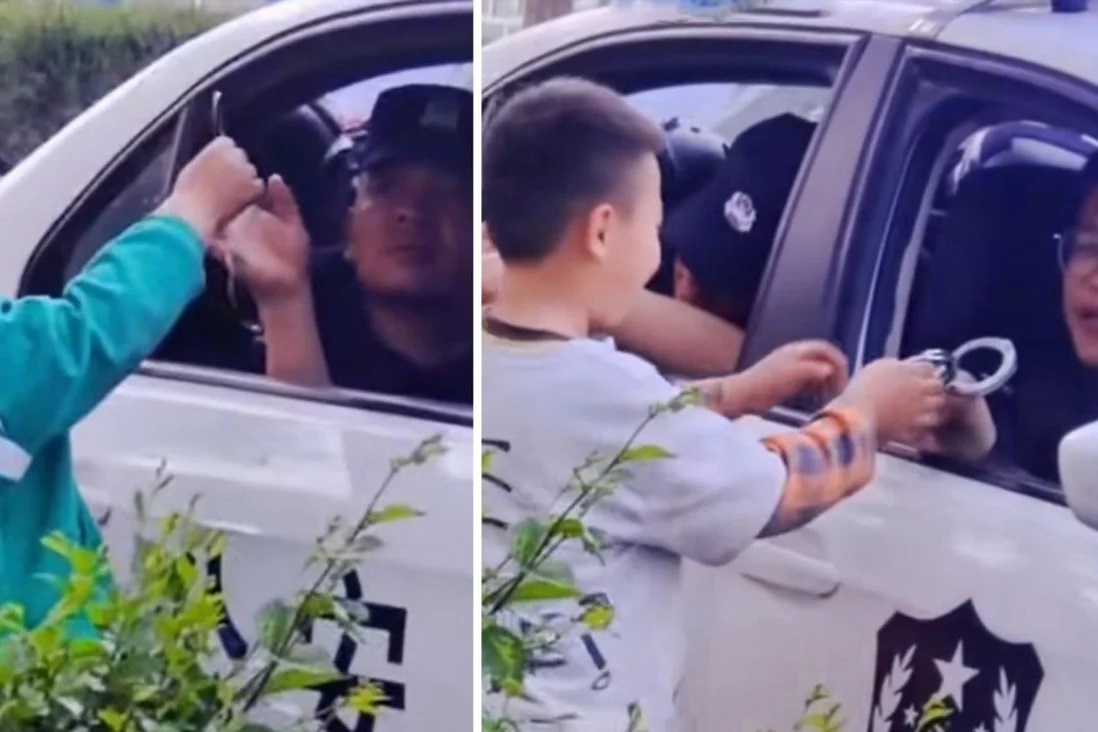 Be trai Trung Quoc 'hanh phuc' vi duoc canh sat thu cong tay hinh anh