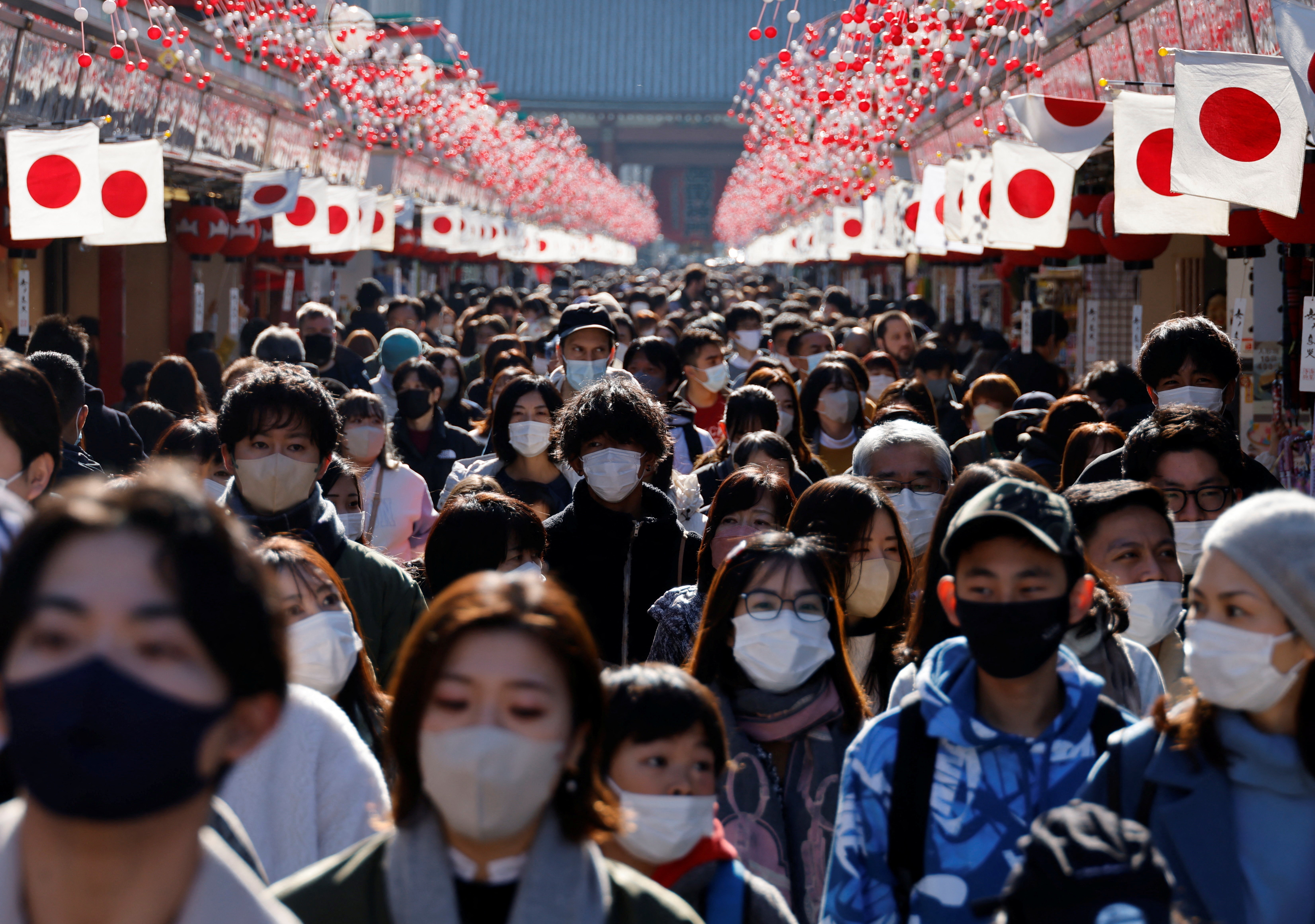 Nhat Ban ha cap Covid-19 xuong ngang cum mua hinh anh