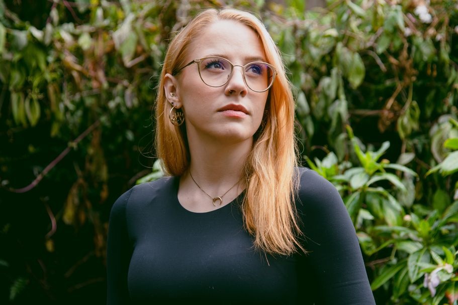 Bi duoi viec qua mail va tam ve den su giau co tieu tan hinh anh