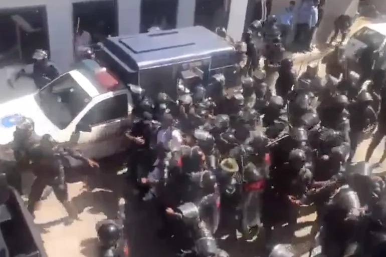 Ong Imran Khan bat ngo bi bat hinh anh