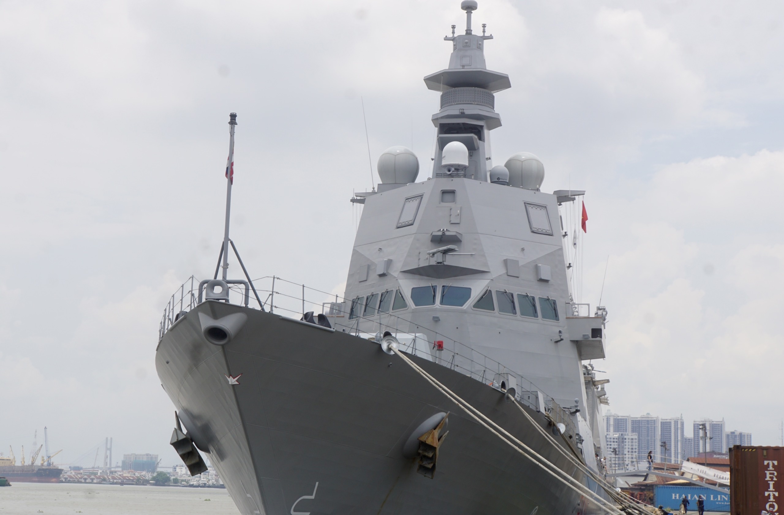 Tau hai quan da nhiem Italy cap cang Nha Rong hinh anh