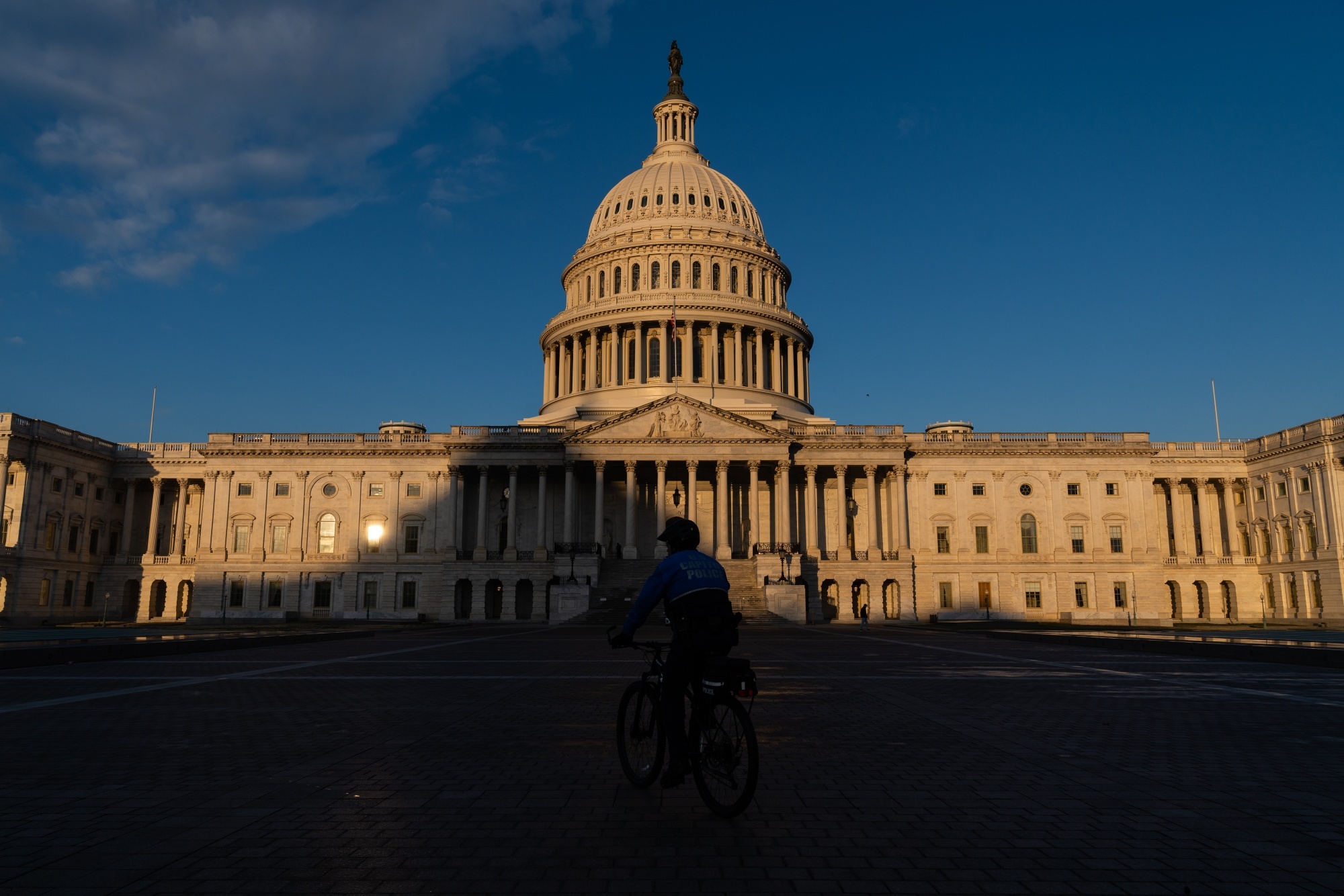 IMF canh bao My vo no co the khien bat on lan rong hinh anh