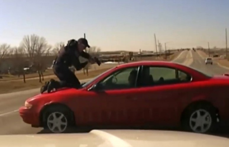 Canh sat leo len noc xe ngan nghi pham tau thoat o My hinh anh