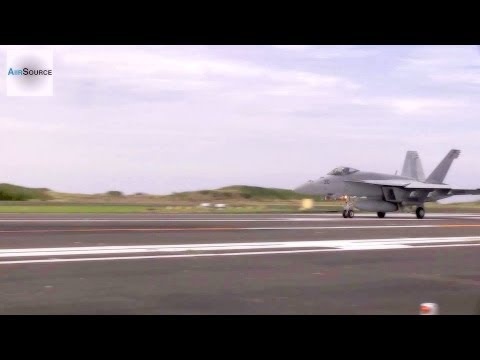 Phi cong mo ta may bay tiep dat chi bang mot canh hinh anh