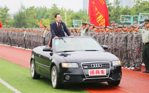 Hieu truong bi canh cao vi bat chuoc nguyen thu quoc gia hinh anh