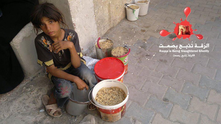 IS bat tre con xem canh chat dau, treo co hinh anh