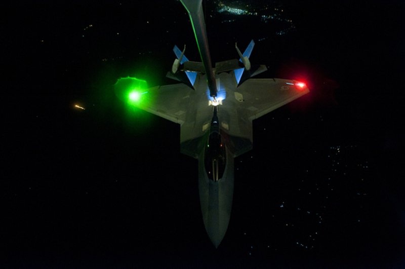 'Chim an thit' F-22 tiep nhien lieu trong dem khong kich hinh anh