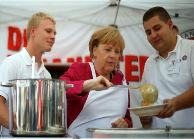 Thu tuong Duc nau bua cho chong hang ngay hinh anh