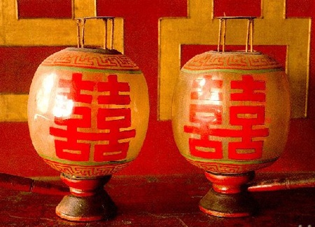 Cặp đèn song hỷ được sử dụng trong ngày cưới.