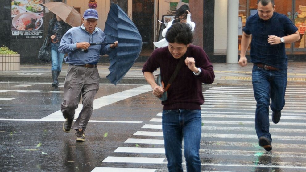 Hang chuc nghin nguoi Nhat so tan vi bao Phanfone hinh anh