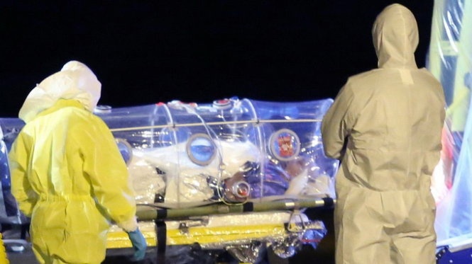 Ebola da lan ra ben ngoai Tay Phi hinh anh