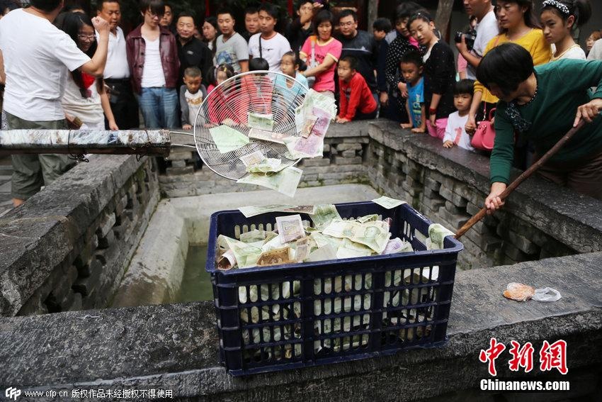 Cong viec vot tien trong chua co o Trung Quoc hinh anh