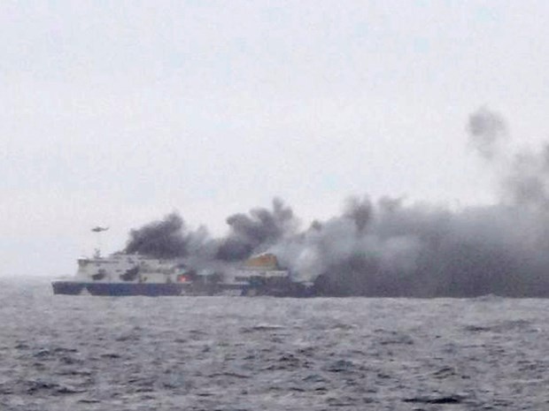 Hai quan Italy da so tan toan bo hanh khach khoi pha chay hinh anh