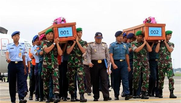 Hai thi the nan nhan QZ8501 ve dat lien hinh anh