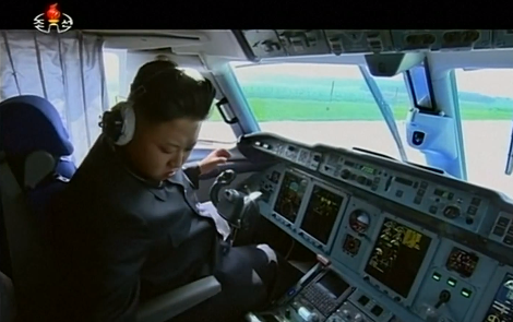 Kim Jong Un dieu khien may bay ha canh an toan hinh anh