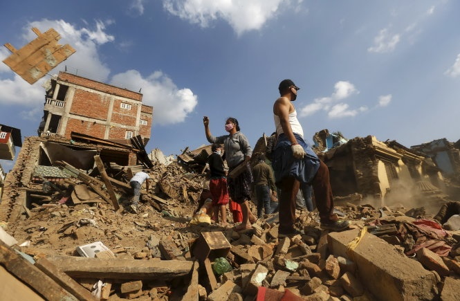 Nepal: 7.040 nguoi chet, thay nhieu thi the khach nuoc ngoai hinh anh